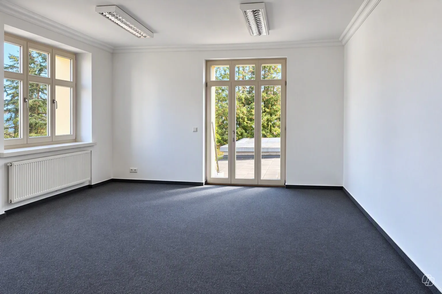 Heller Büroraum mit mehreren Fenstern und Zugang zu einer Außenfläche